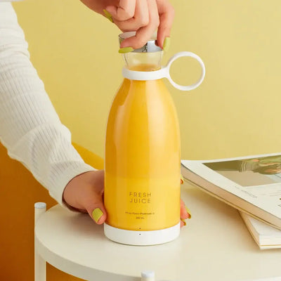 Blend on the Go with TosKay's USB mini juicer. Perfect for smoothies, shakes, and fresh juice—anytime, anywhere.