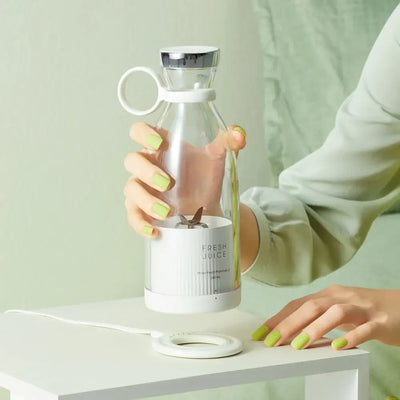 Blend on the Go with TosKay's USB mini juicer. Perfect for smoothies, shakes, and fresh juice—anytime, anywhere.
