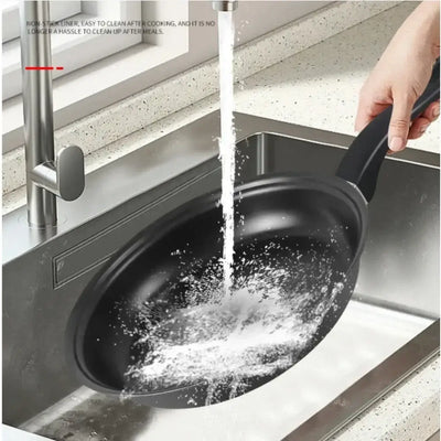 Complete kitchenware set including small frying pan and shovel