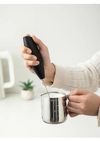 Wireless hand blender for eggs and milk frothing