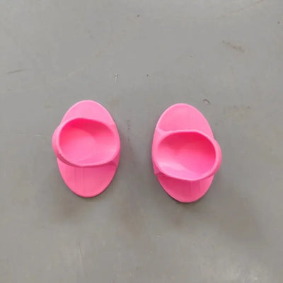 Protect your hands in style with these heat-resistant silicone oven mitts. The creative bow shape adds charm to your kitchen tools.