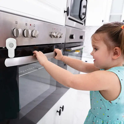 Add charm to your kitchen with these bow-shaped silicone oven mitts. Heat-resistant, non-slip, and perfect for safe, stylish cooking.