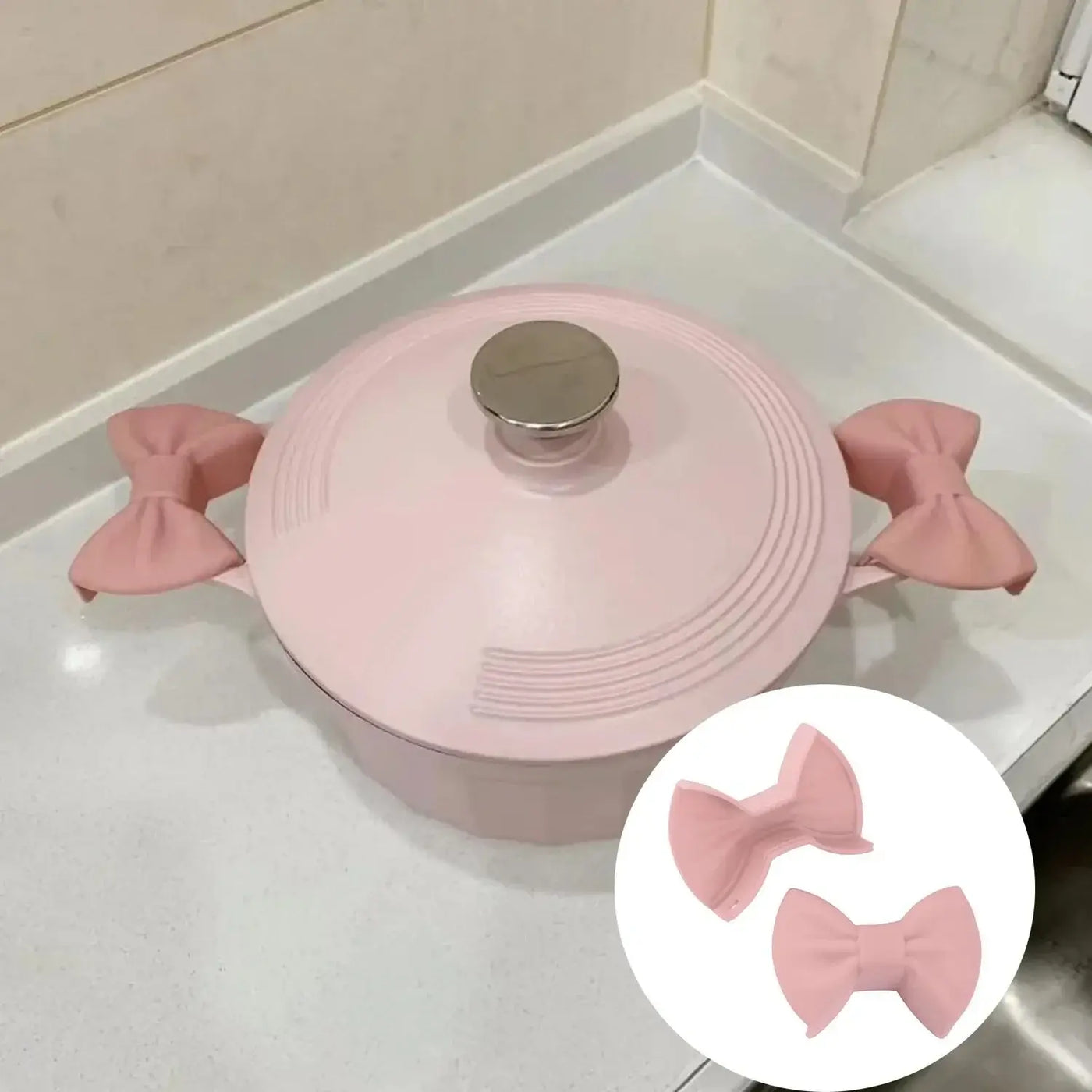Protect your hands in style with these heat-resistant silicone oven mitts. The creative bow shape adds charm to your kitchen tools.