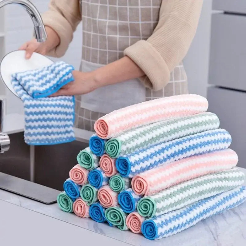 Breathable and gentle cotton face wash towel, ideal for daily skincare and household cleaning tasks.